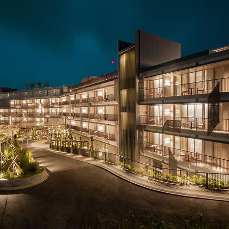 The Botanica Sanctuary Hotel Puncak Eksteriør billede The hotel at night