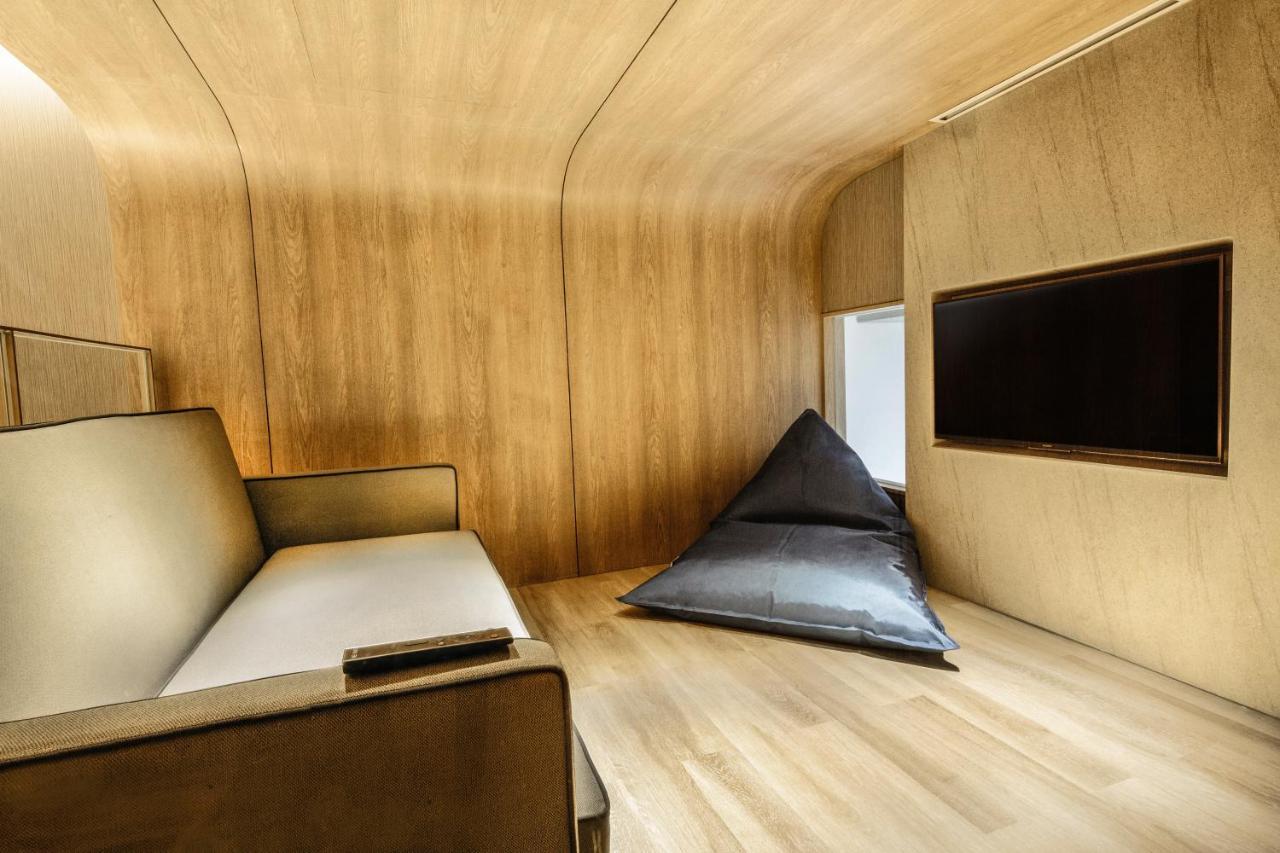 The Botanica Sanctuary Hotel Puncak Eksteriør billede Interior of a capsule hotel