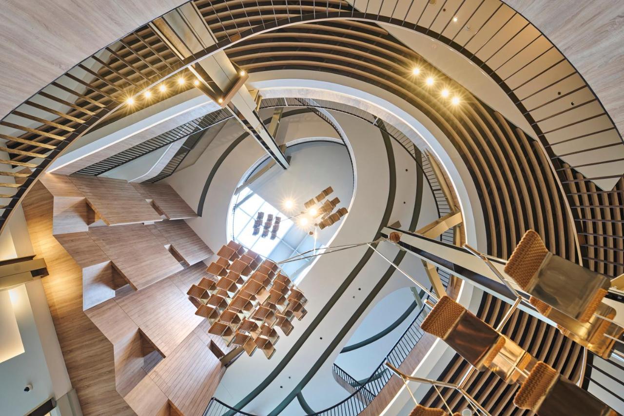 The Botanica Sanctuary Hotel Puncak Eksteriør billede The staircase
