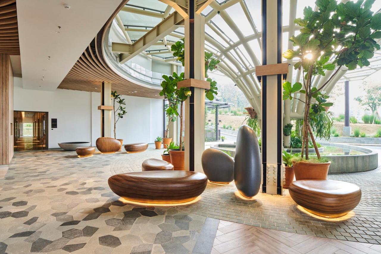 The Botanica Sanctuary Hotel Puncak Eksteriør billede The lobby of the hotel
