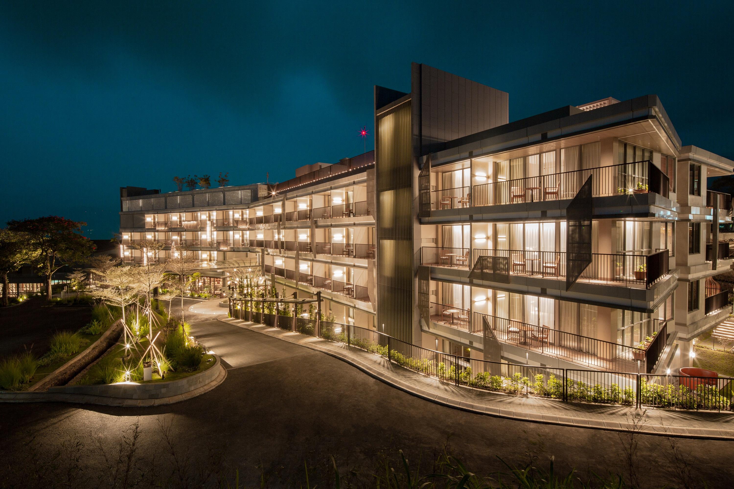 The Botanica Sanctuary Hotel Puncak Eksteriør billede The hotel at night