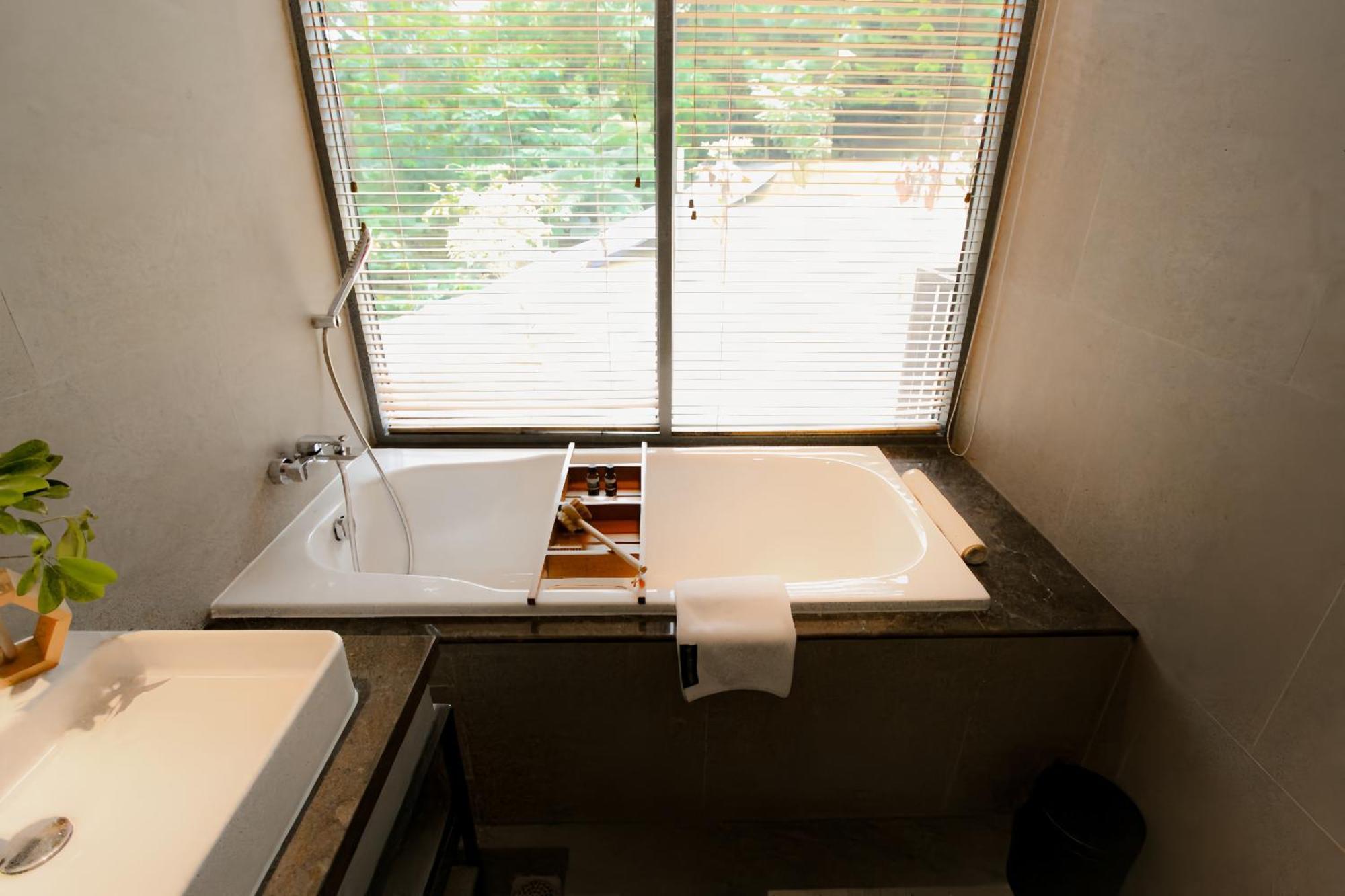 The Botanica Sanctuary Hotel Puncak Værelse billede A bathtub