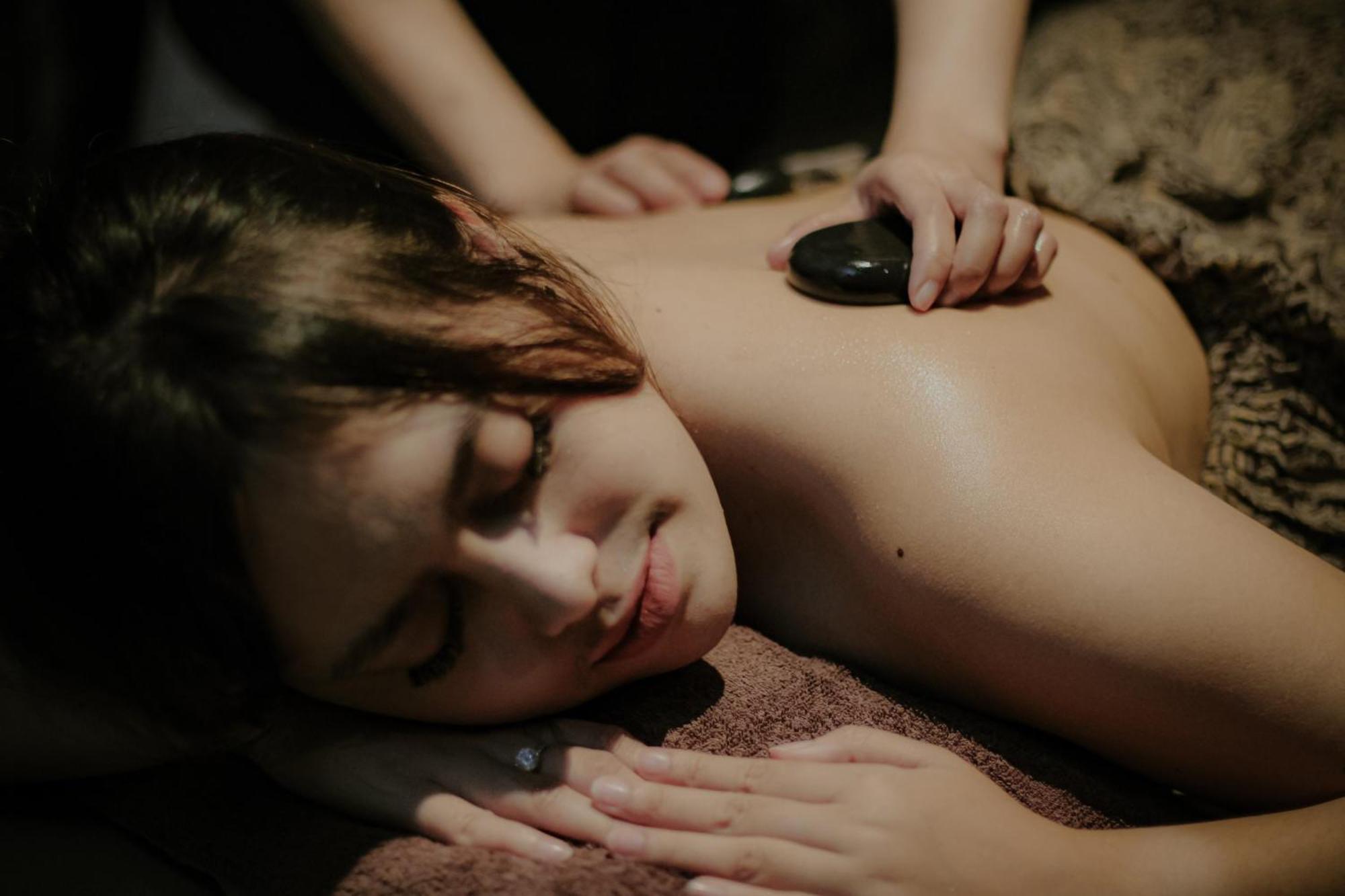 The Botanica Sanctuary Hotel Puncak Eksteriør billede Hot stone massage
