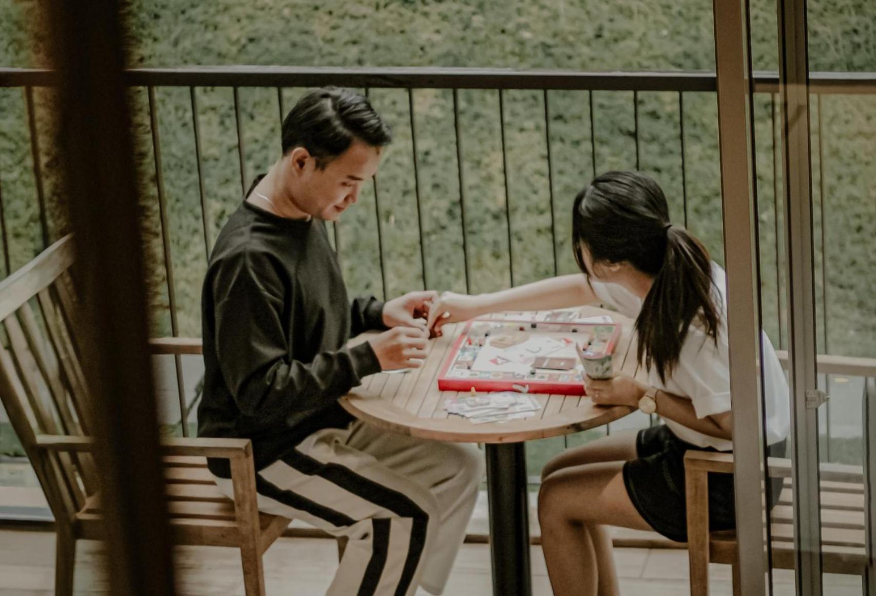 The Botanica Sanctuary Hotel Puncak Eksteriør billede Two people playing a game of Chinese chess