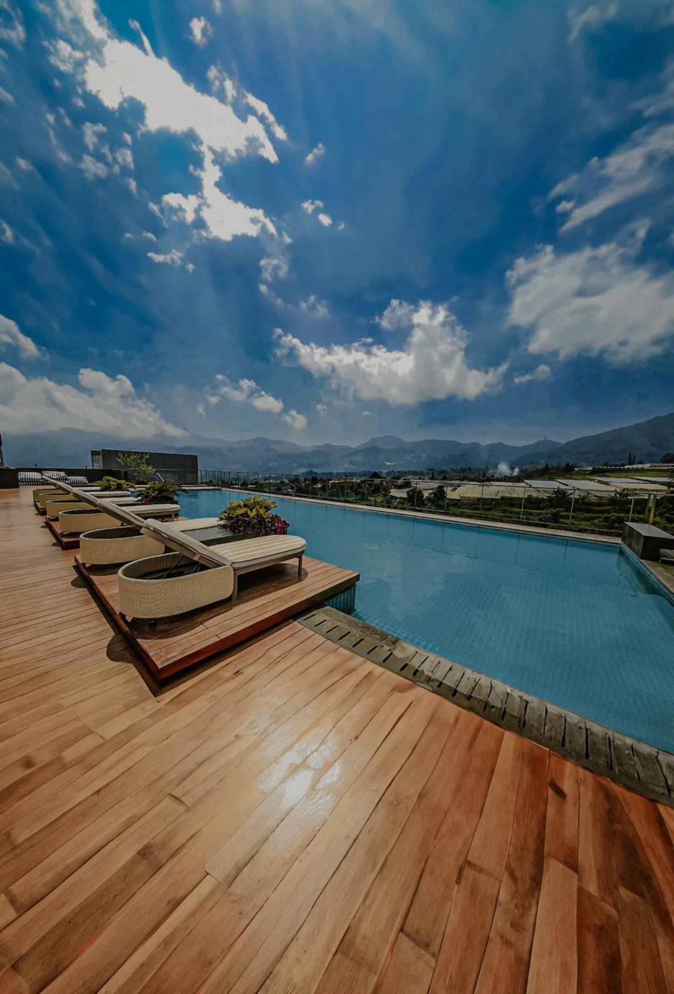 The Botanica Sanctuary Hotel Puncak Eksteriør billede Rooftop pool at the hotel