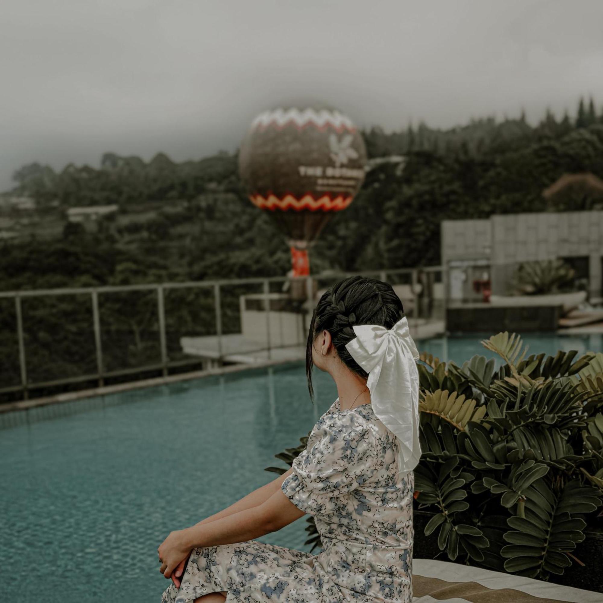 The Botanica Sanctuary Hotel Puncak Eksteriør billede A hot air balloon in Bali