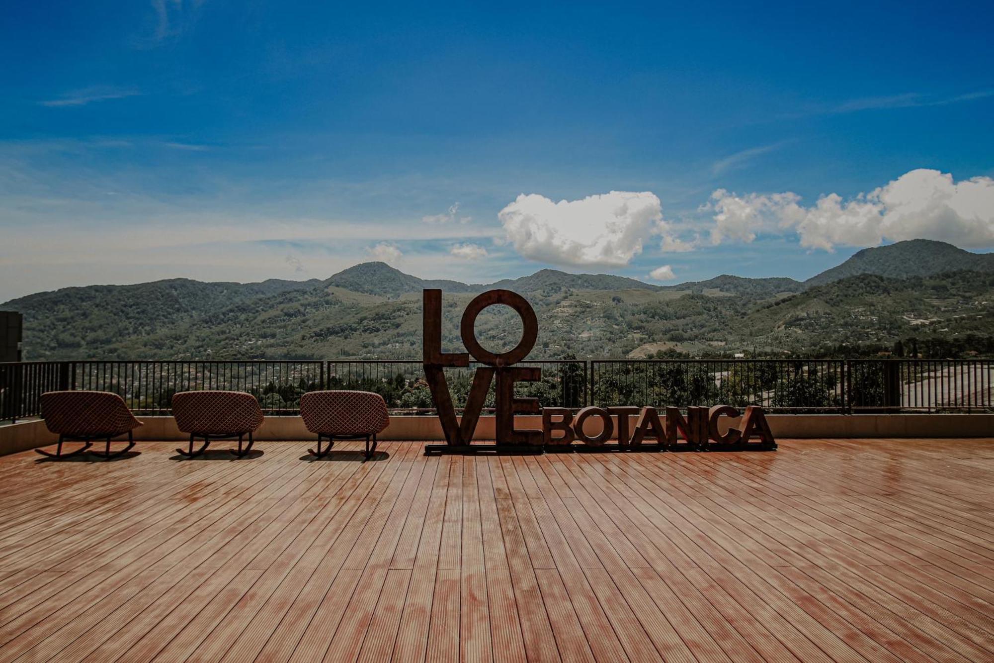 The Botanica Sanctuary Hotel Puncak Eksteriør billede View of the Sierra Madre from the 10th floor of the hotel