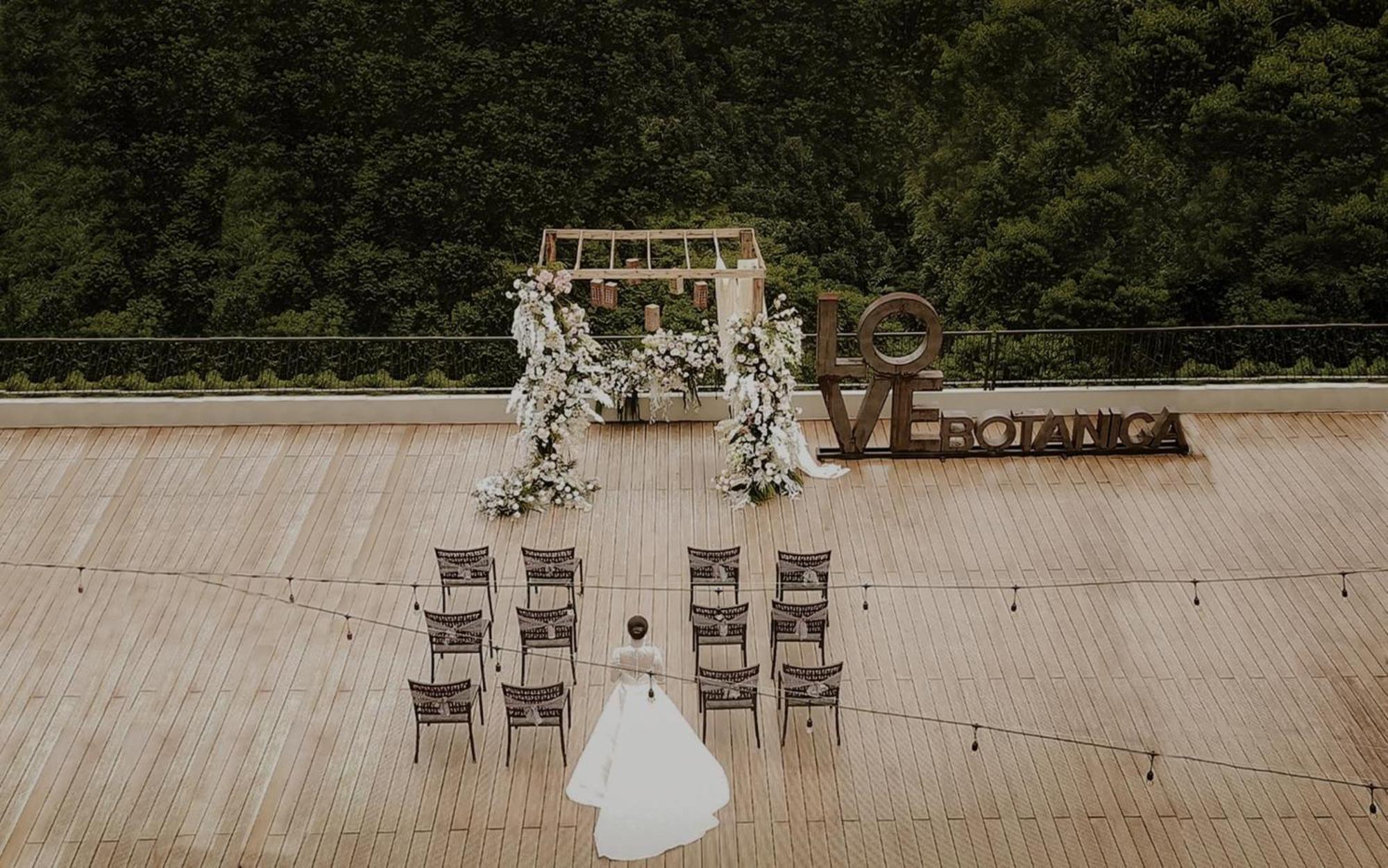 The Botanica Sanctuary Hotel Puncak Eksteriør billede Wedding ceremony at the top of the observation tower