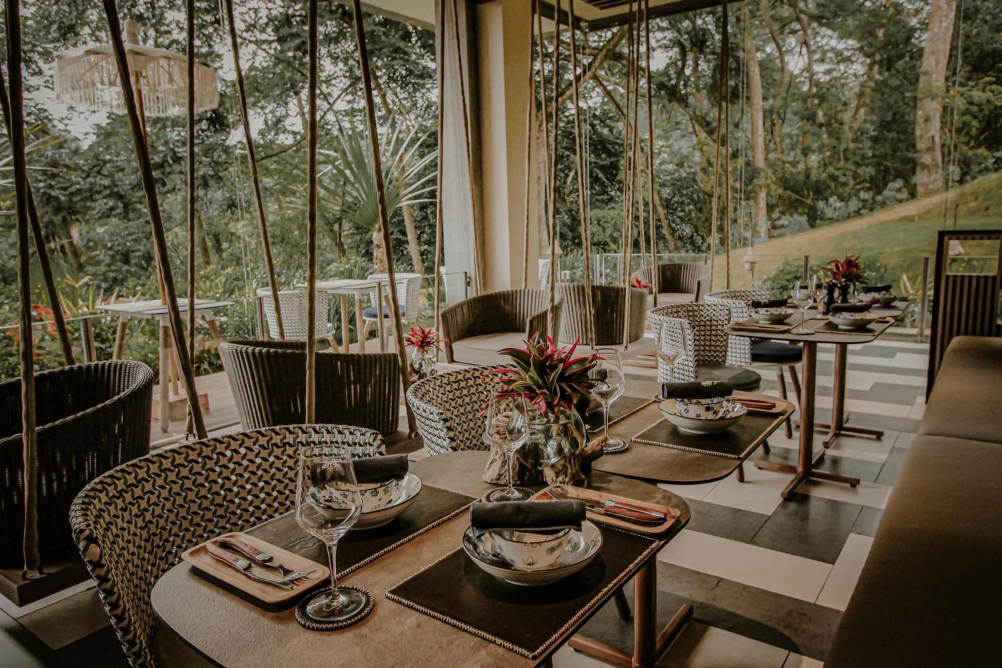 The Botanica Sanctuary Hotel Puncak Eksteriør billede The interior of the restaurant